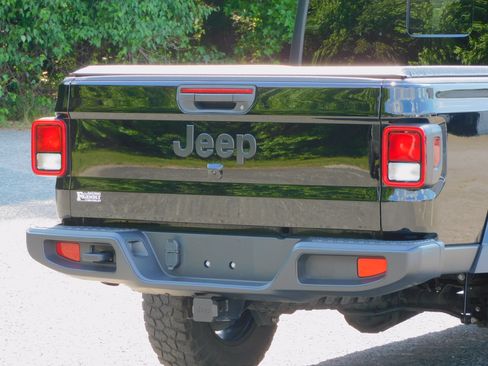 Used 2021 Jeep Gladiator Willys AWD/4WD image 13