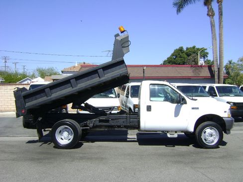 Used 2002 Ford F550 2WD Regular Cab Super Duty image 2