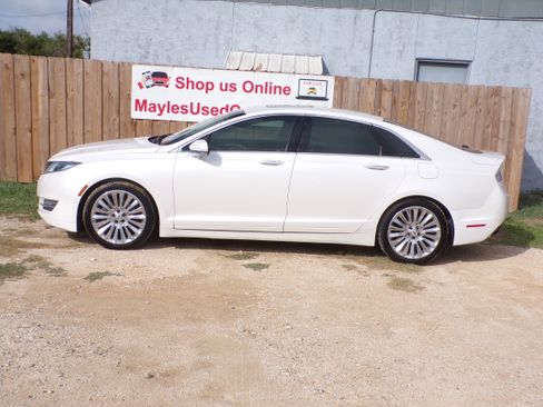 Used 2015 Lincoln MKZ image 2