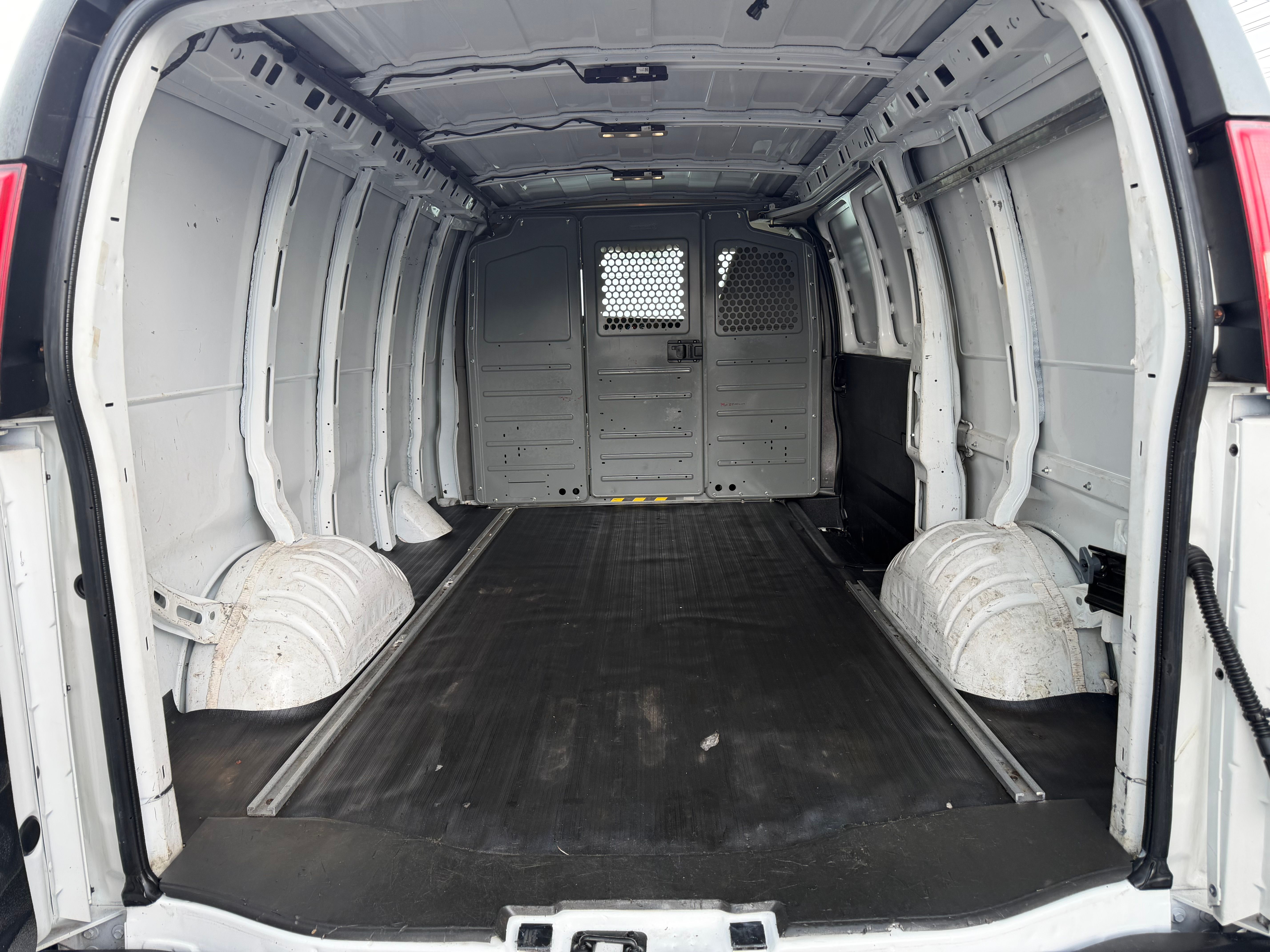 Used 2015 Chevrolet Express 2500 UNAVAIL RWD image 7