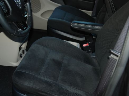 Used 2016 Dodge Grand Caravan image 14