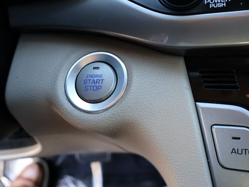 Used 2017 Hyundai Elantra Limited image 25