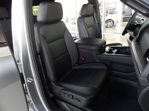 Used 2025 Chevrolet Suburban Z71 image 25