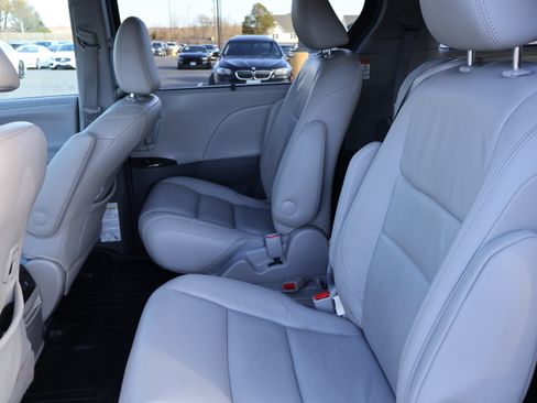 Used 2016 Toyota Sienna XLE Premium image 11