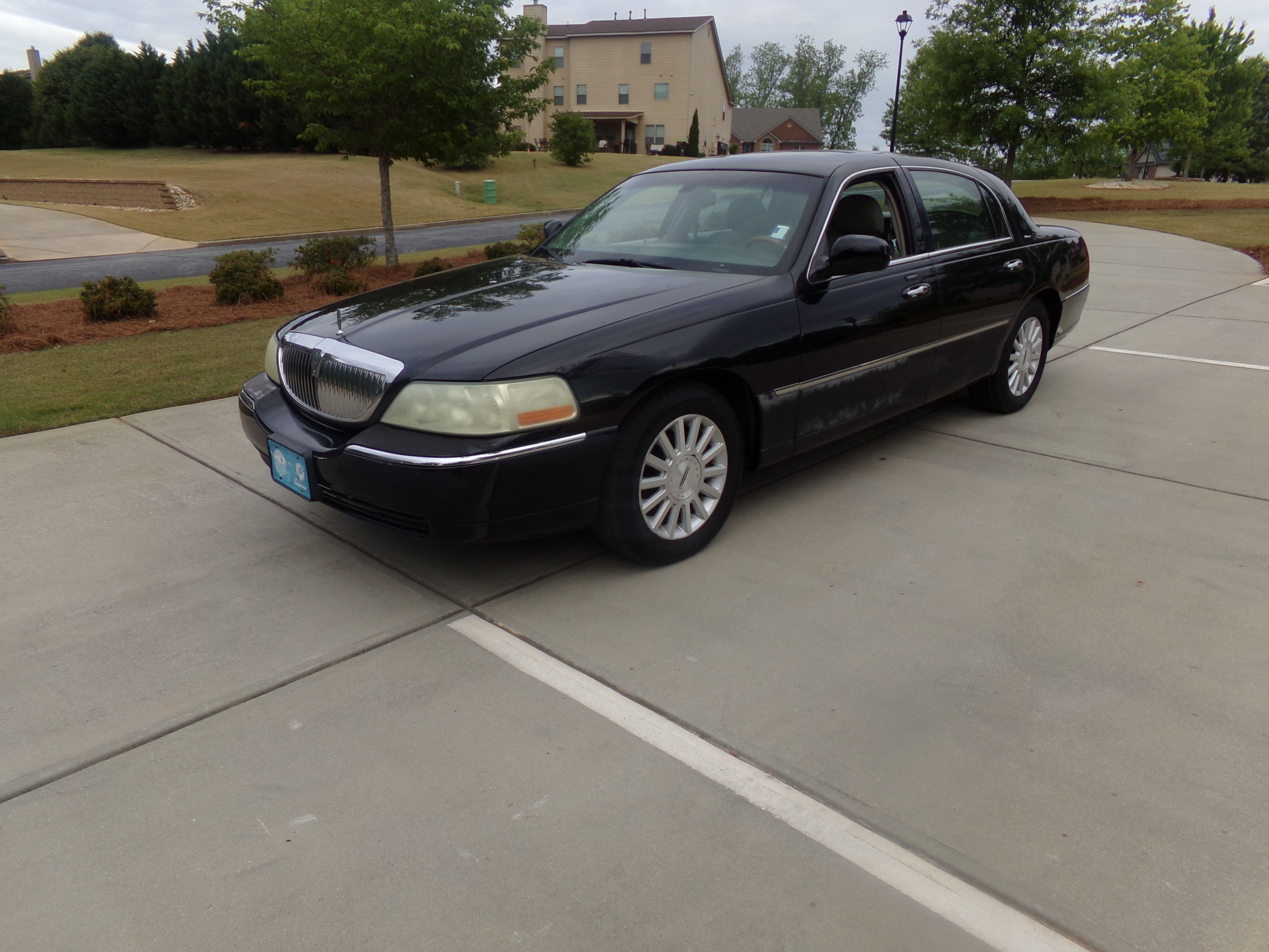 Used 2004 Lincoln Town Car Signature RWD image 1