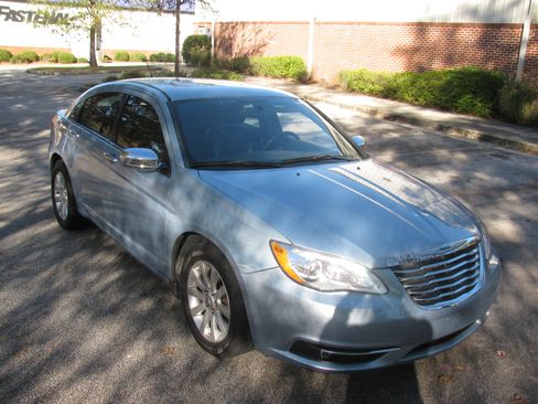 Used 2013 Chrysler 200 Limited Platinum image 4