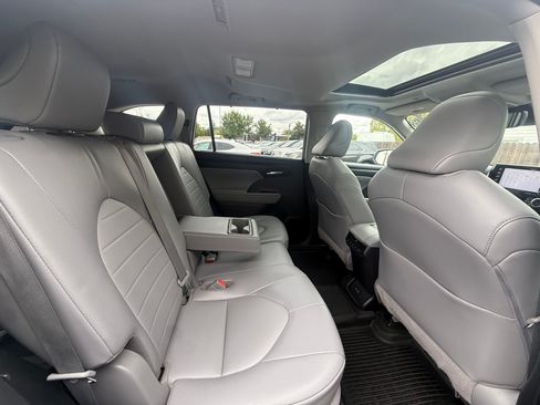 Used 2022 Toyota Highlander XLE image 18