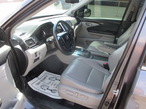 Used 2017 Honda Pilot AWD Touring image 7
