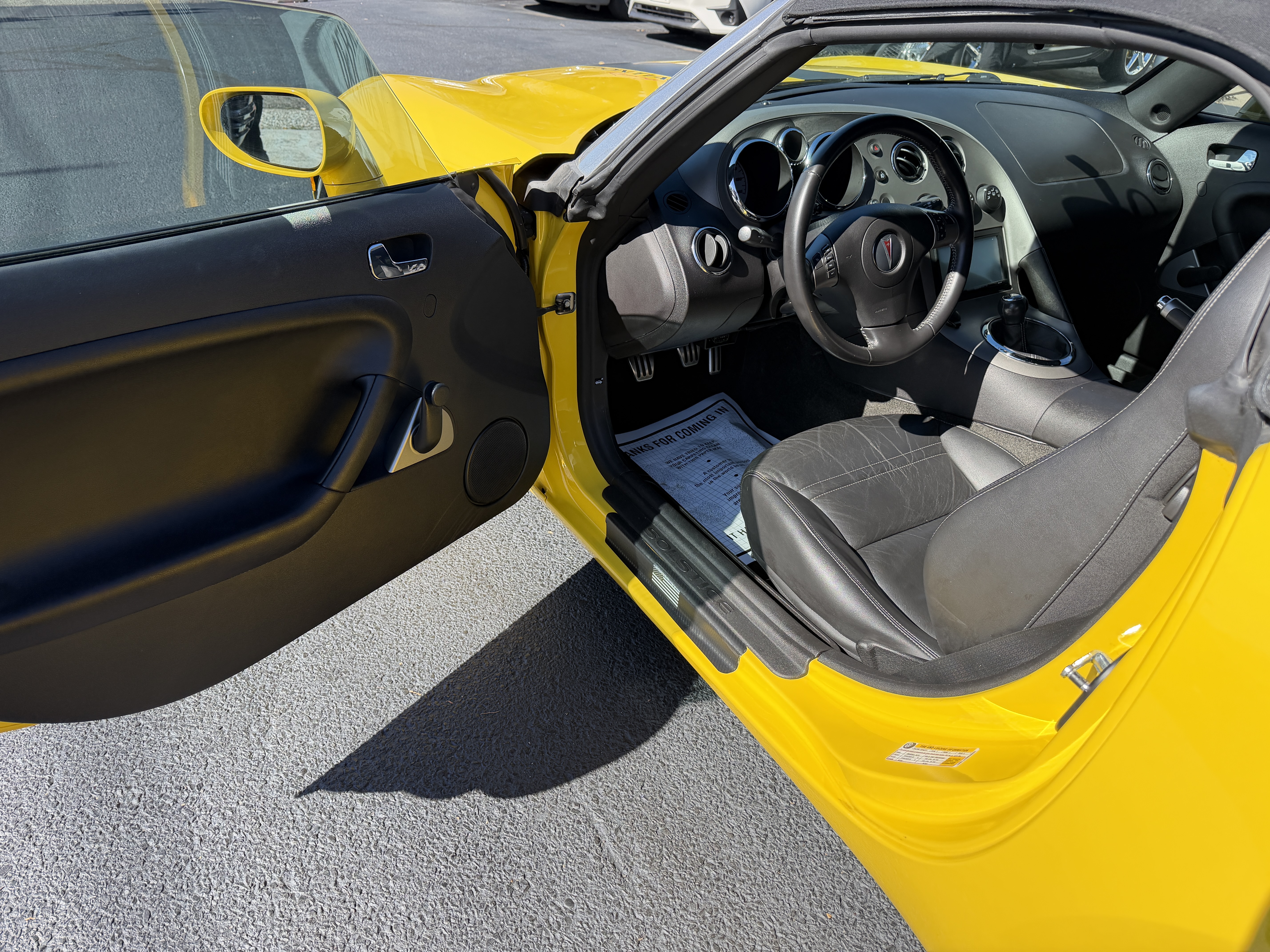 Used 2007 Pontiac Solstice Convertible RWD image 2