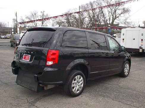 Used 2016 Dodge Grand Caravan SE image 4
