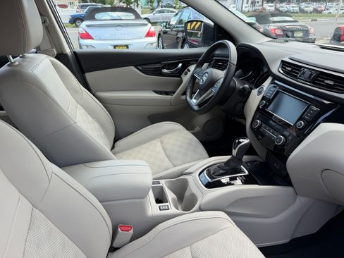 Used 2022 Nissan Rogue Sport AWD SV image 19