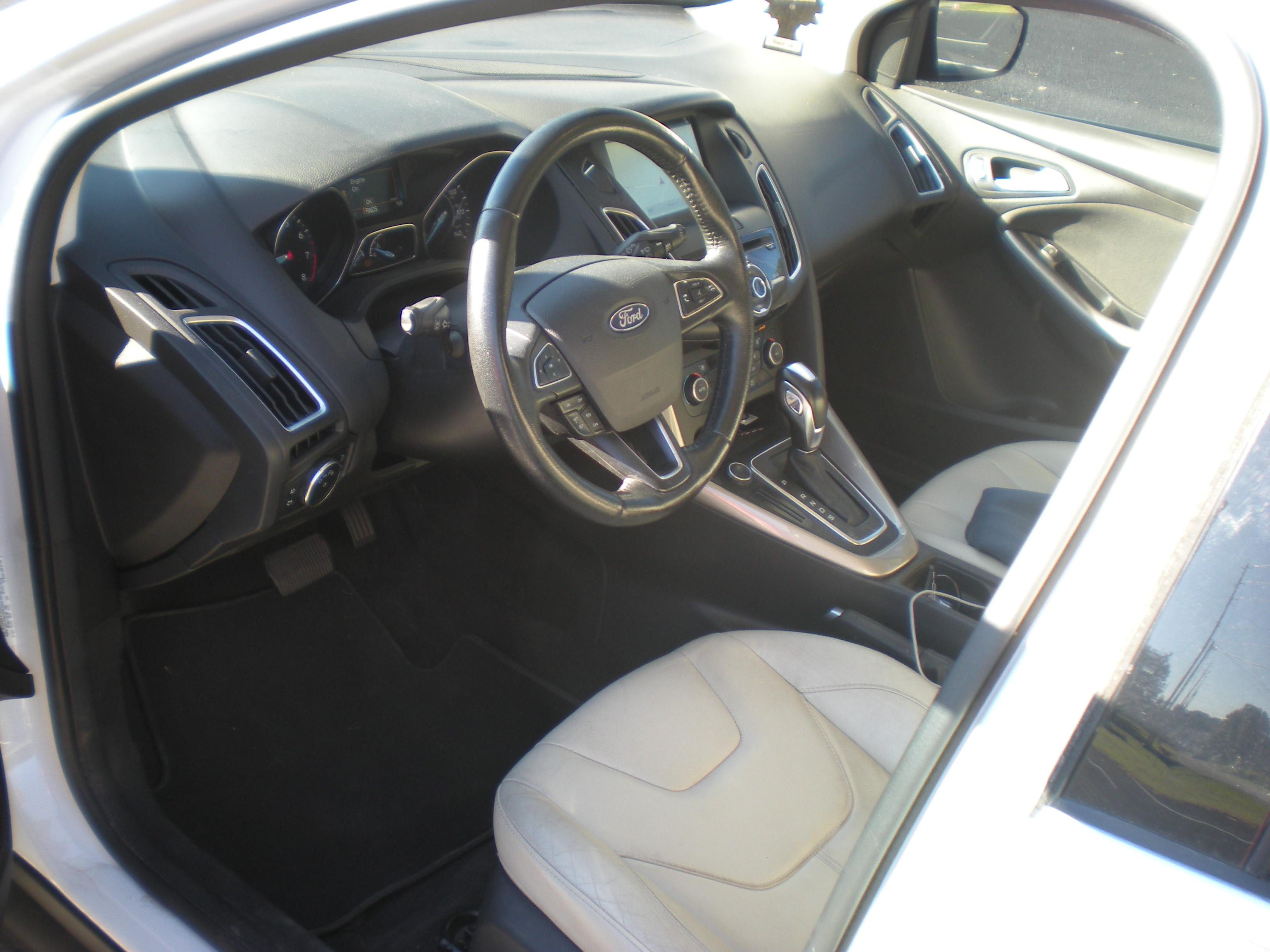 Used 2016 Ford Focus Titanium Hatchback FWD image 4