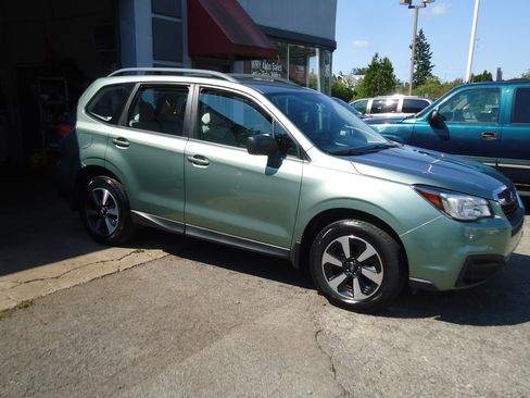 Used 2017 Subaru Forester 2.5i AWD/4WD image 4