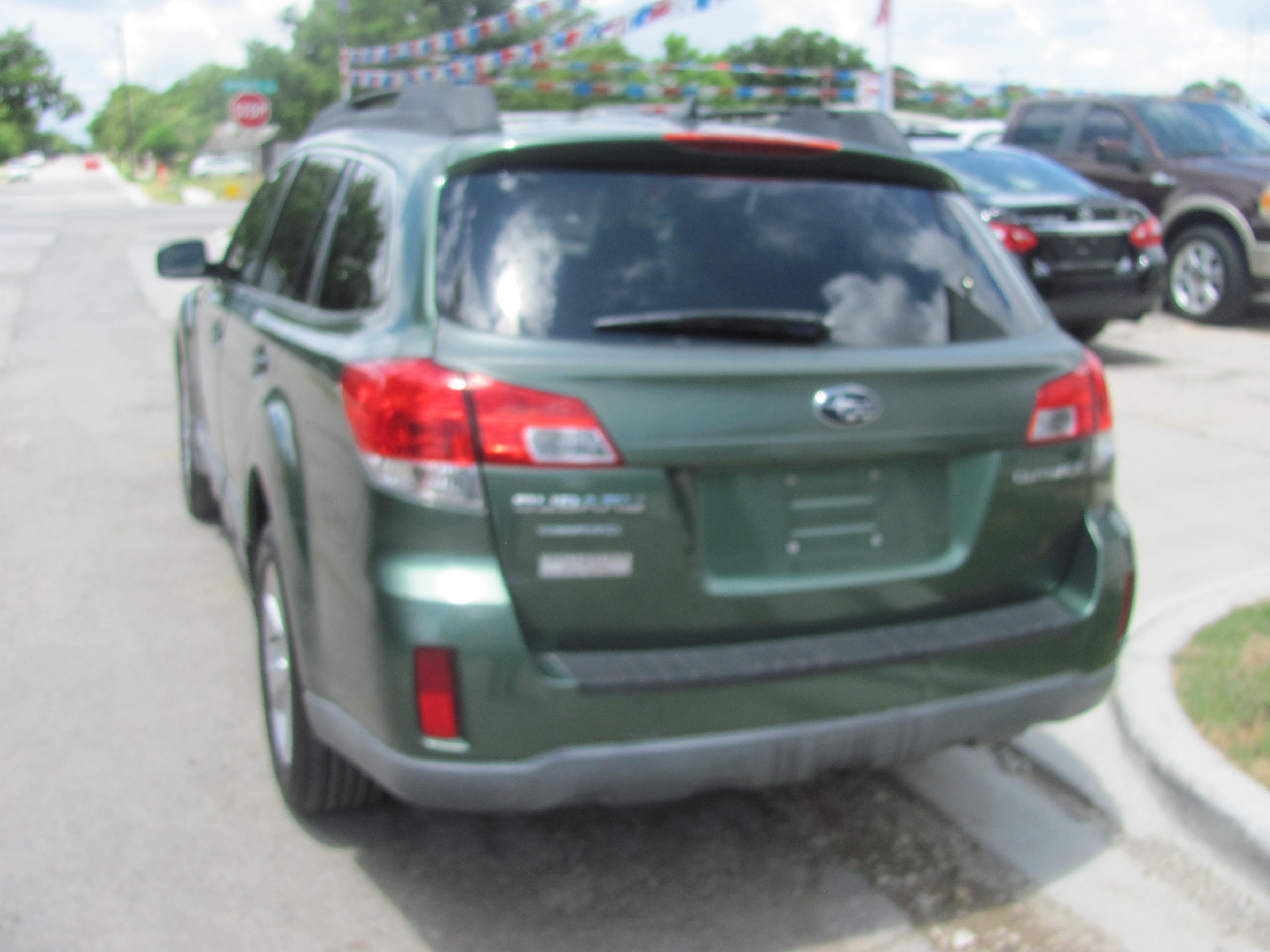 Used 2014 Subaru Outback 2.5i Premium AWD/4WD image 3