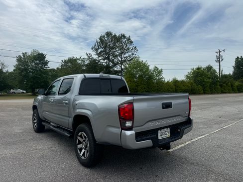 Used 2021 Toyota Tacoma SR5 AWD/4WD image 5