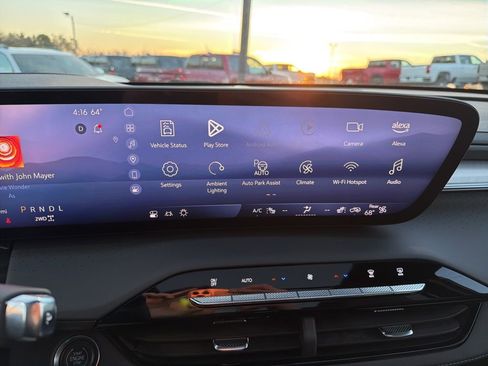 Used 2025 Buick Enclave Avenir image 13