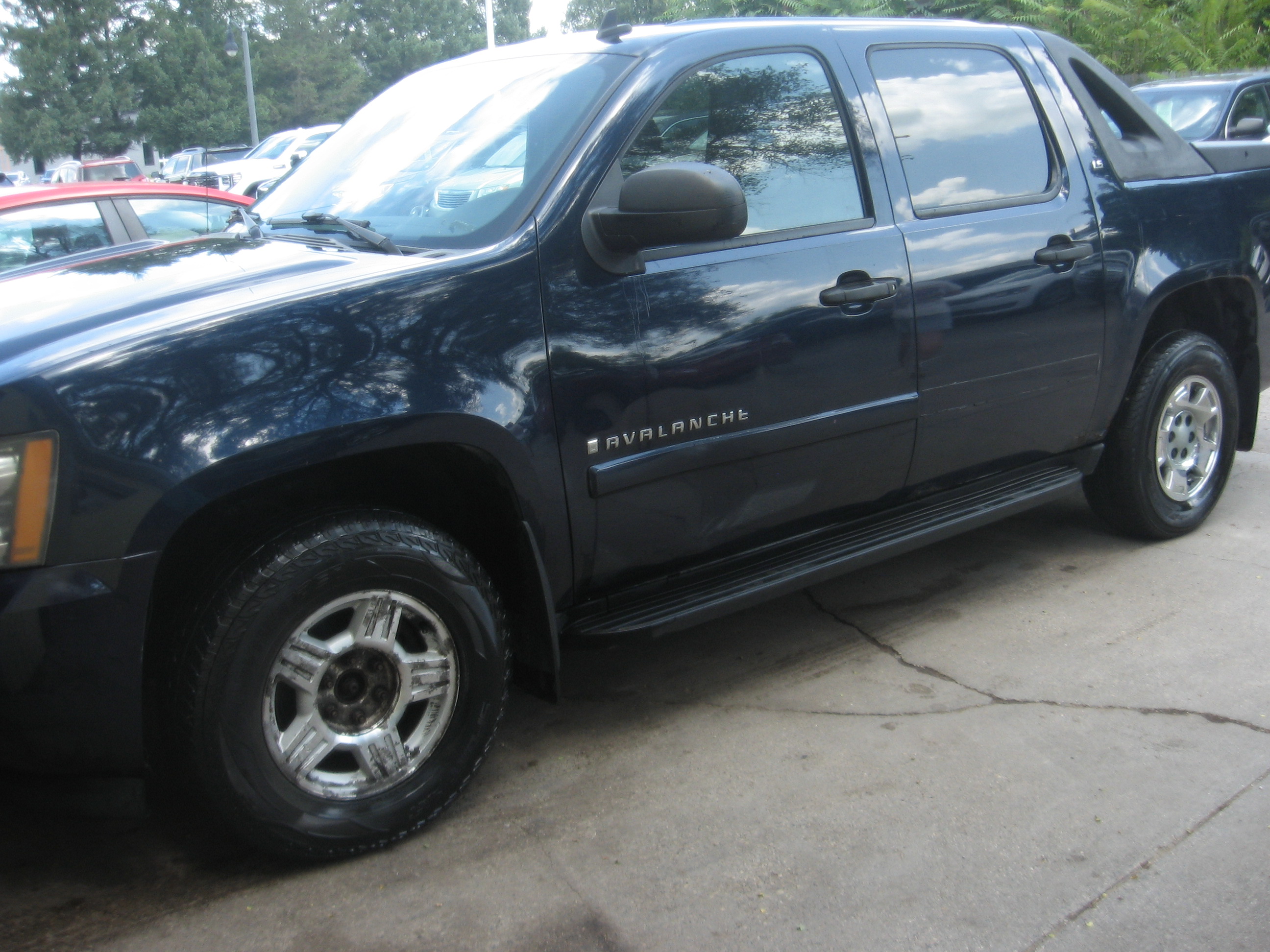 Used 2008 Chevrolet Avalanche 4x4 image 1