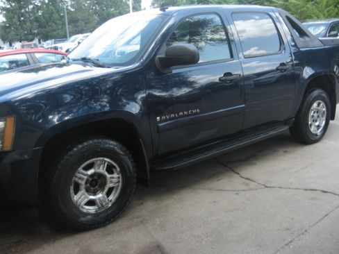 Used 2008 Chevrolet Avalanche 4x4 image 1