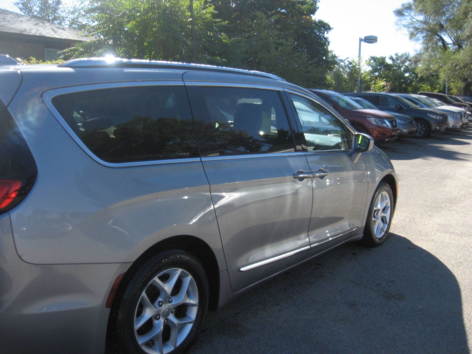 Used 2018 Chrysler Pacifica Touring-L FWD image 4