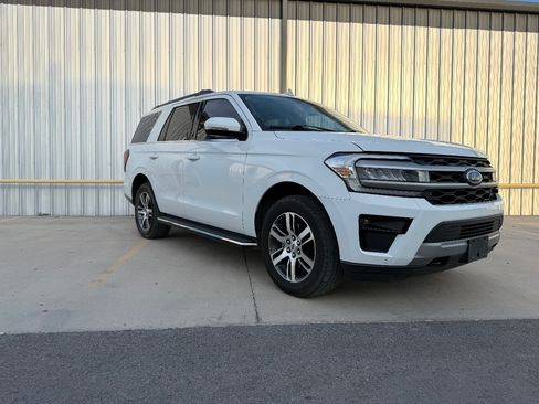 Used 2023 Ford Expedition XLT image 2