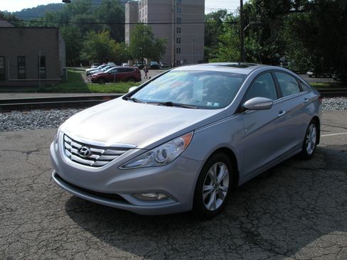 Used 2013 Hyundai Sonata Limited Sedan 4D FWD image 2