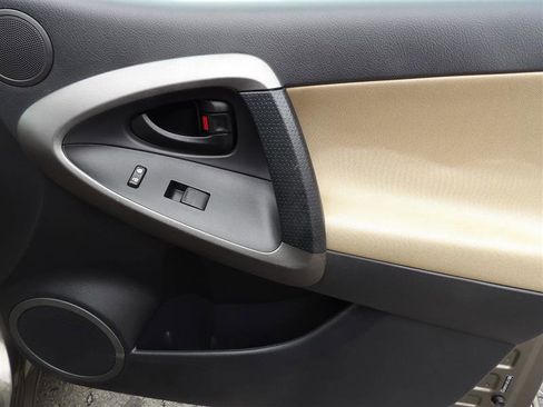 Used 2010 Toyota RAV4 image 17