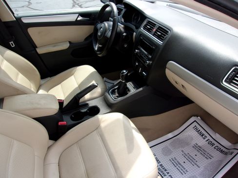 Used 2013 Volkswagen Jetta SE Sedan FWD image 4