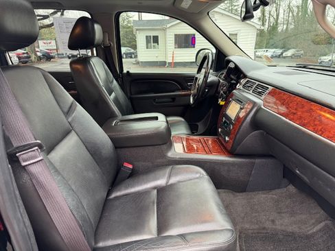 Used 2013 Chevrolet Avalanche LTZ image 16