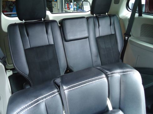 Used 2019 Dodge Grand Caravan SXT FWD image 11