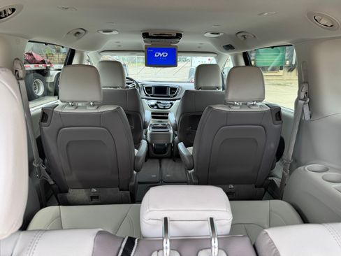 Used 2018 Chrysler Pacifica Touring-L image 38