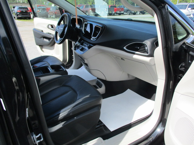 Used 2018 Chrysler Pacifica Touring-L FWD image 27