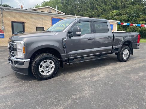 Used 2025 Ford F350 4x4 Crew Cab Super Duty image 3