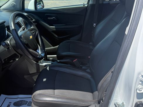 Used 2022 Chevrolet Trax FWD LT w/ 1LT image 8