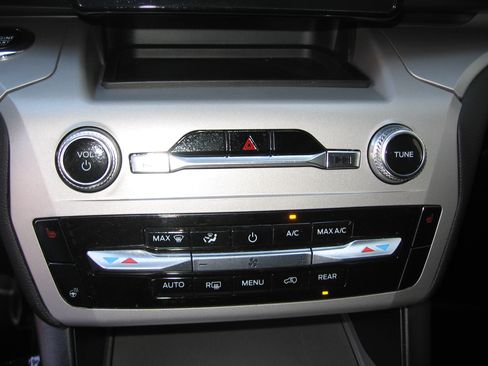 Used 2023 Ford Explorer XLT AWD/4WD image 10