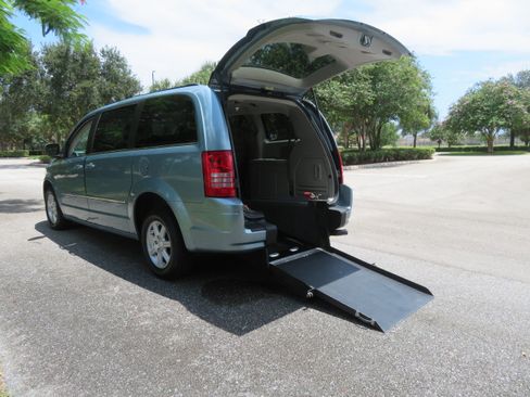 Used 2010 Chrysler Town & Country Touring FWD image 29