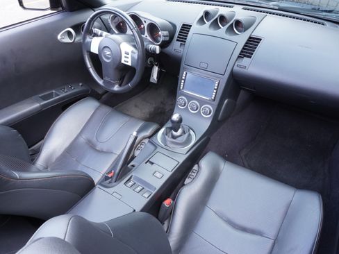 Used 2005 Nissan 350Z Roadster RWD image 10