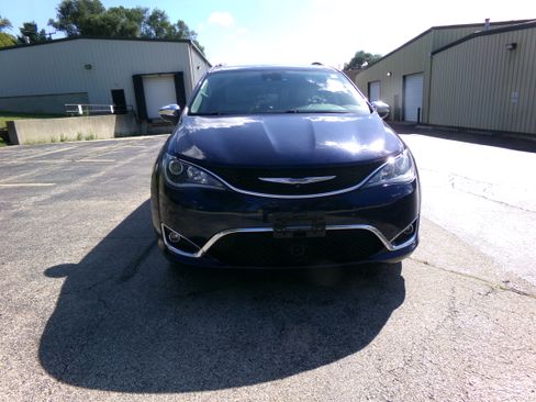 Used 2017 Chrysler Pacifica Limited FWD image 7