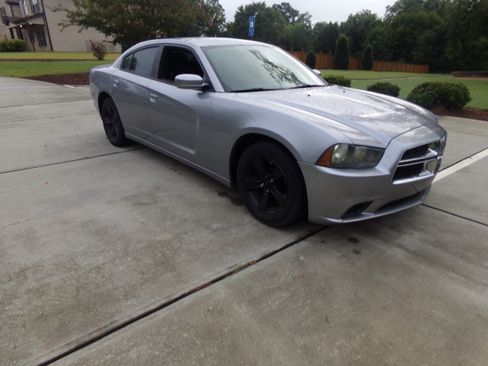 Used 2014 Dodge Charger SE RWD image 8