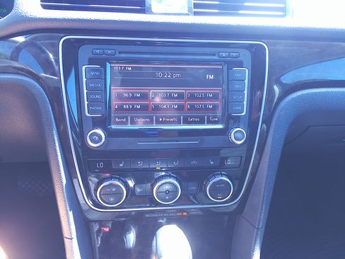 Used 2015 Volkswagen Passat TDI FWD image 15