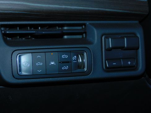 Used 2024 GMC Sierra EV Denali image 4