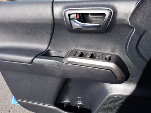 Used 2018 Toyota Tacoma TRD Sport image 22