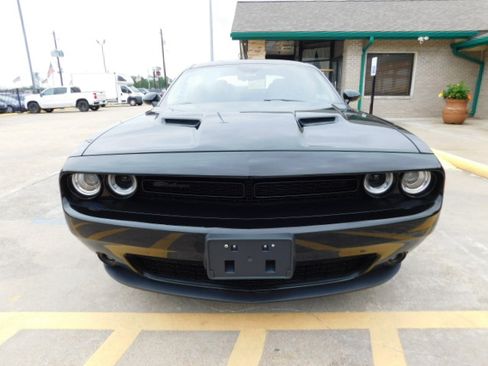 Used 2022 Dodge Challenger SXT RWD image 3