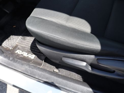 Used 2018 Toyota RAV4 LE FWD image 17