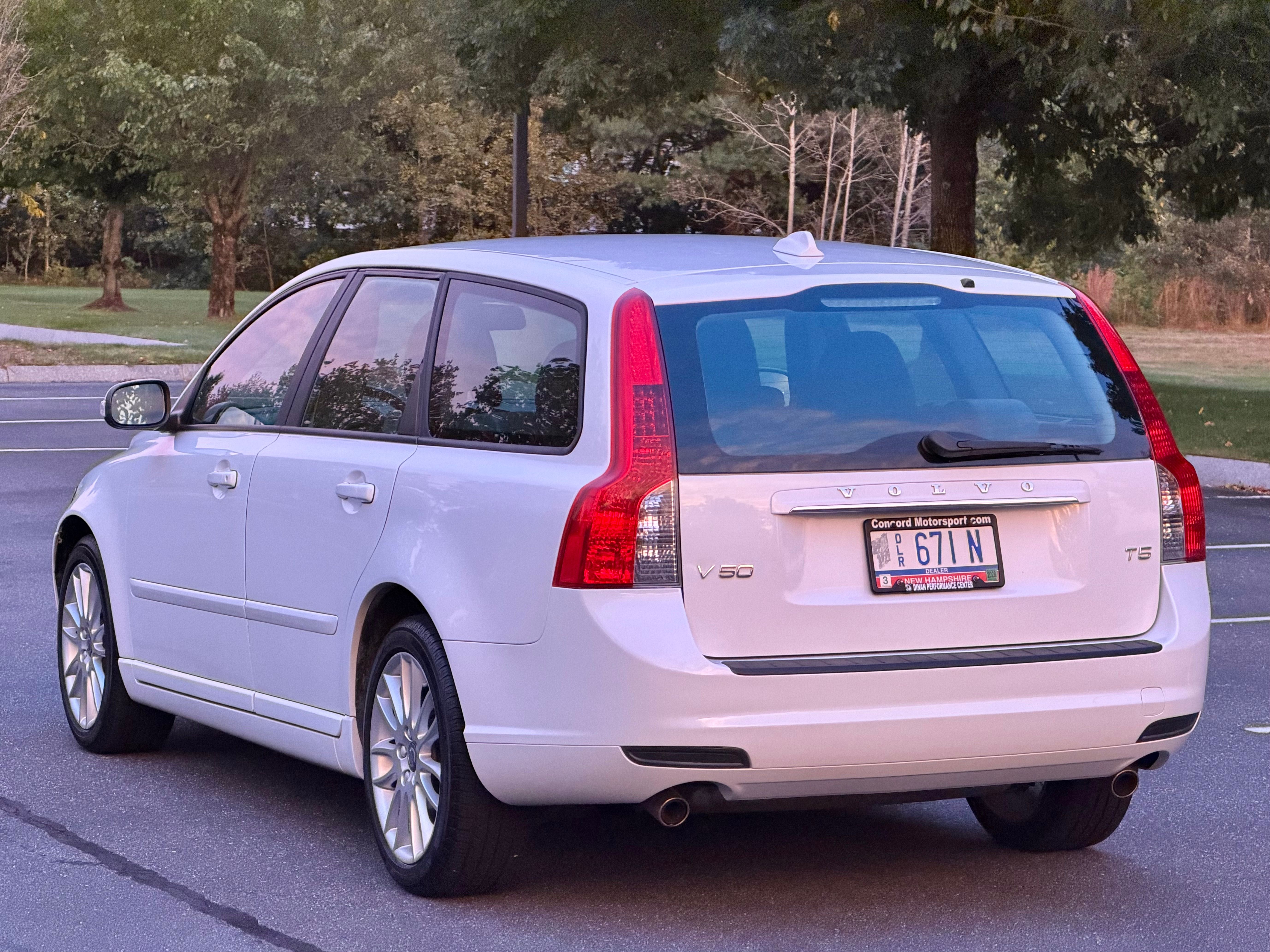 Used 2011 Volvo V50 T5 FWD image 3