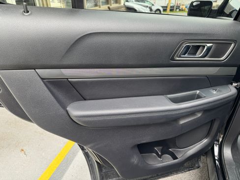 Used 2018 Ford Explorer 4WD XLT image 10