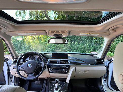 Used 2017 BMW 320i xDrive image 13