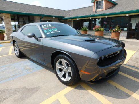 Used 2020 Dodge Challenger SXT RWD image 2
