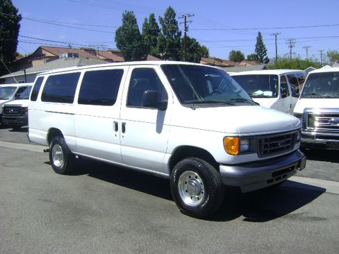 Used 2006 Ford E-350 and Econoline 350 Extended Wagon Super Duty RWD image 2
