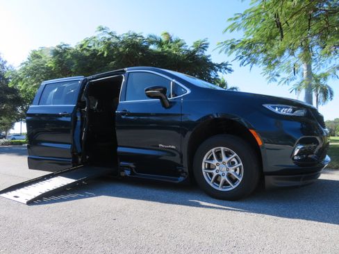 Used 2025 Chrysler Pacifica Select image 20