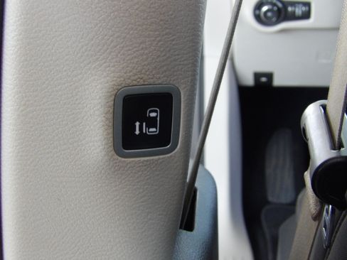 Used 2020 Chrysler Pacifica Touring image 26